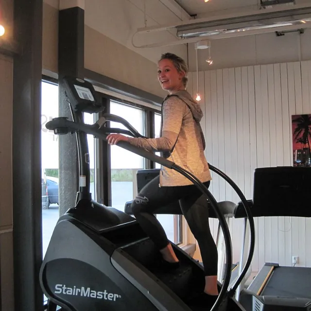 Fornøyd kvinne på stairmaster 