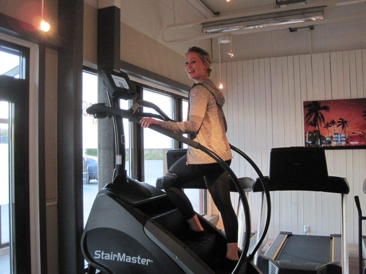 Fornøyd kvinne på stairmaster 