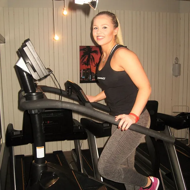 Fornøyd kvinne på stairmaster