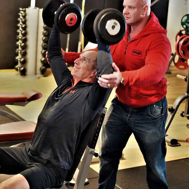 Gunnar Holth spotter eldre mann med manualer