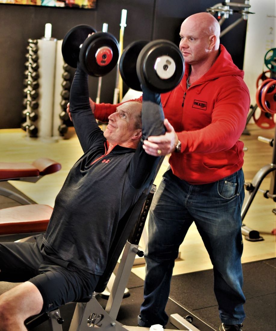 Gunnar Holth spotter eldre mann med manualer