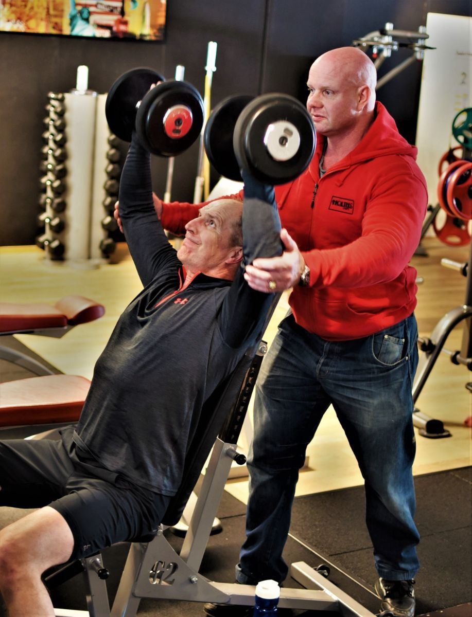 Gunnar Holth spotter eldre mann med manualer