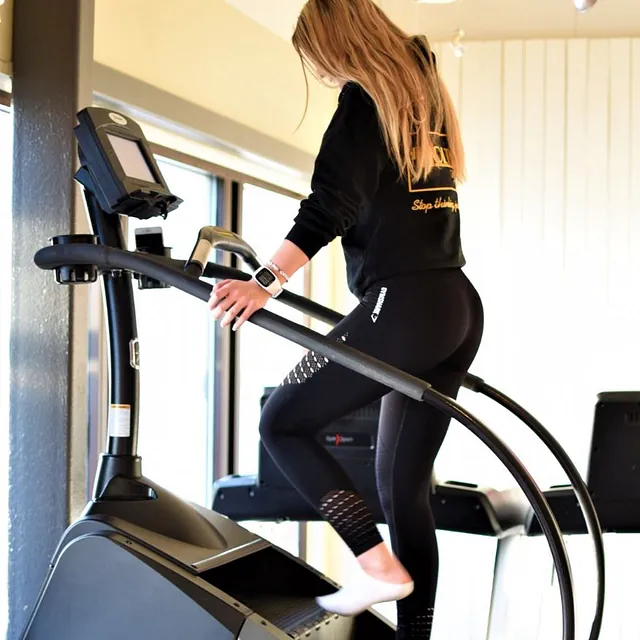 blond jente bruker stairmaster