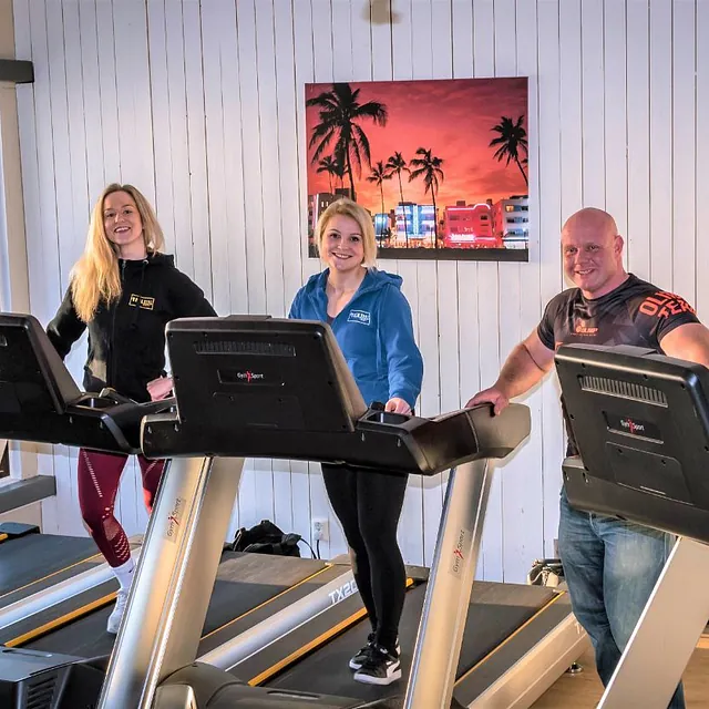 2 jenter og Gunnar Holth på tredemølle smilende til kamera