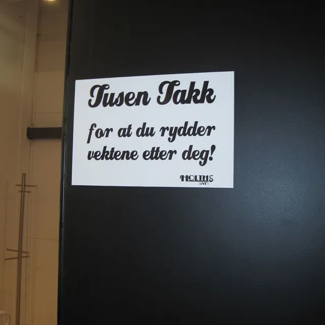 Tekst på dør med "Takk for at du rydder vektene etter deg"