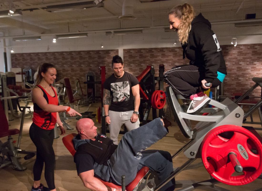 Eieren av Holths Gym løfter kvinne i leg-press