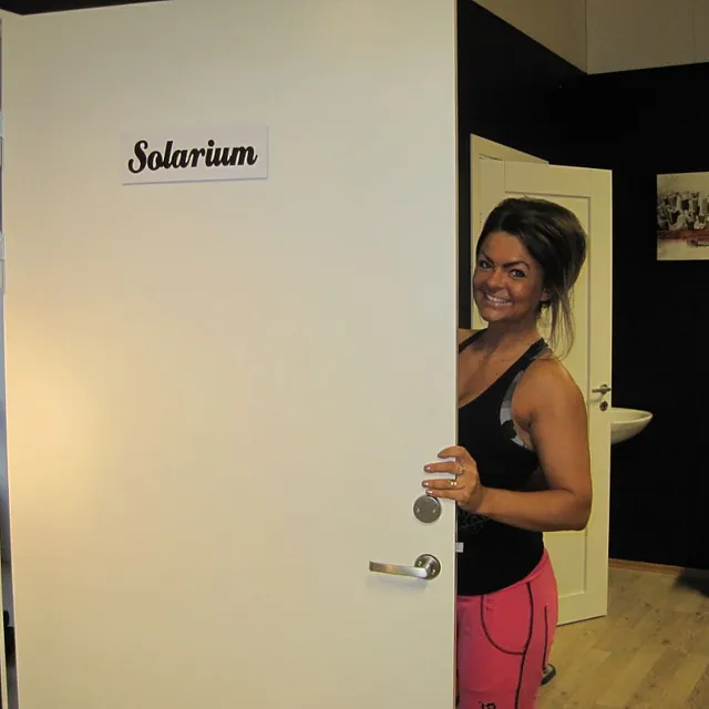 Kvinne åpner døren til solarium