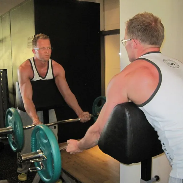 Mann trener bicep curl