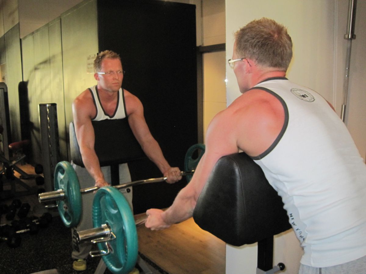 Mann trener bicep curl